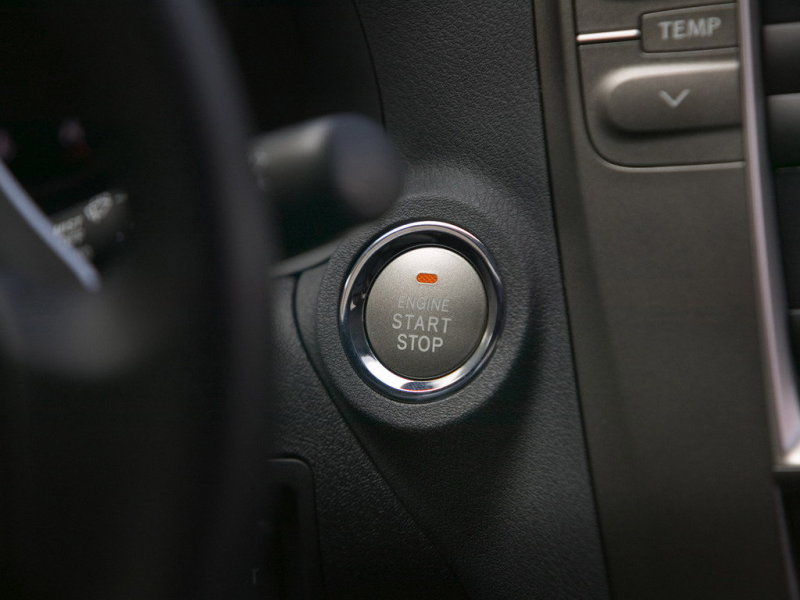 Кнопкой «Start/Stop Engine» оснащены все Lexus IS 250. Уже в базовой комплектации установлена система SmartKey, так называемая система бесключевого доступа