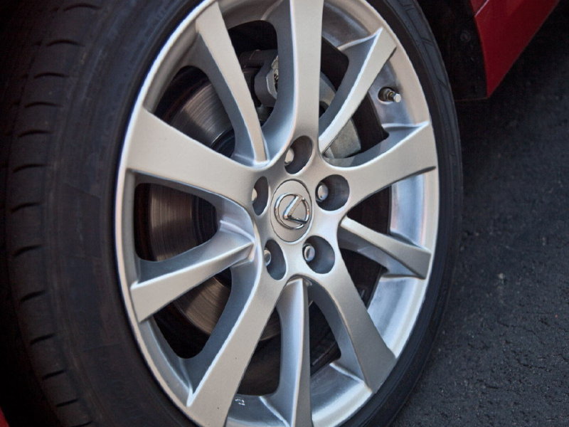 Тормозные диски иногда  приходится менять вместе с колодками