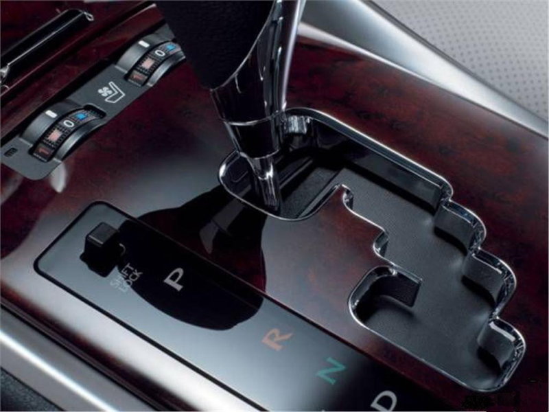 Ручка АКПП, с деревянными вставками. Смотрится презентабельно