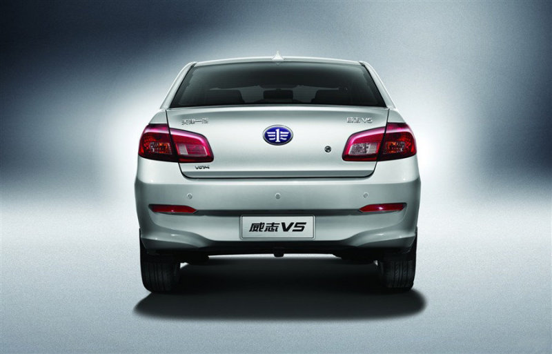 Корма динамична, ступенчатые задние фонари - этакая дань BMW!