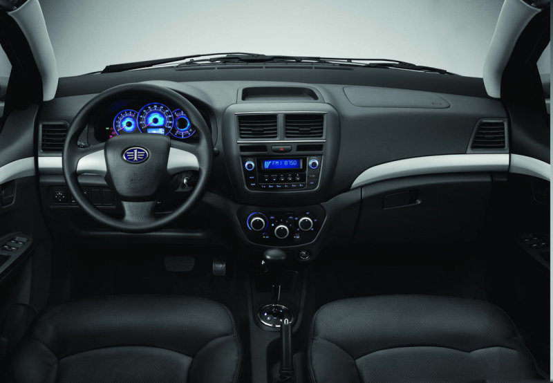 Дизайн передней панели не вызывает ярких эмоций, но "нарисован" он добротно