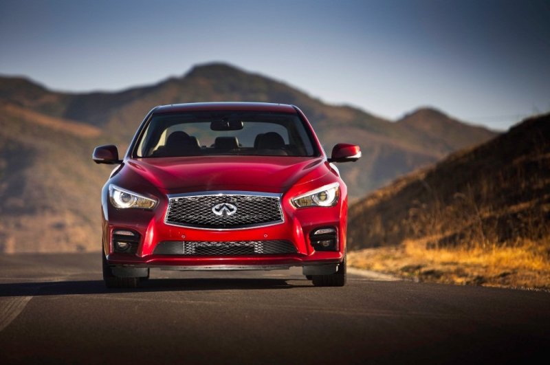 Узнаваемый передок с фирменным вырезом фальшрадиатора double arch и характерными «бровями» над светоблоками