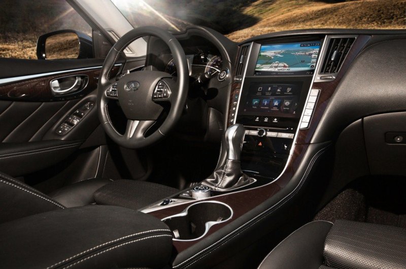 В отделке «кокпита» Q50 виден класс Infiniti