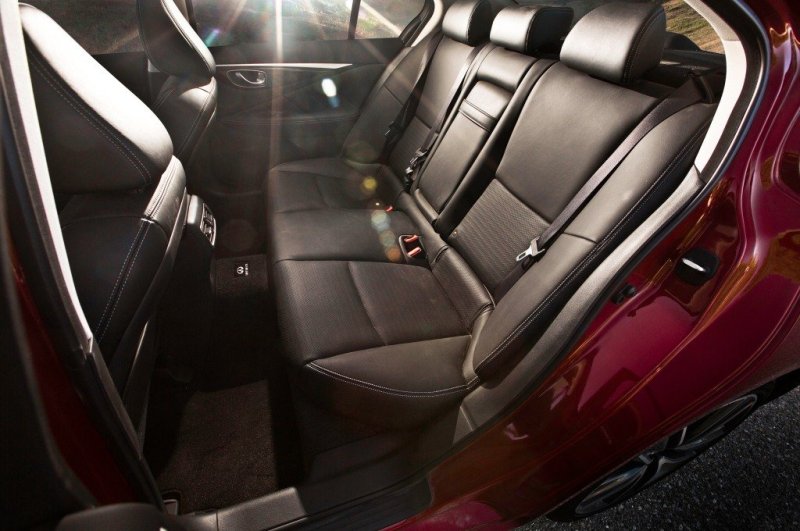 В заднем ряду и втроем не тесно