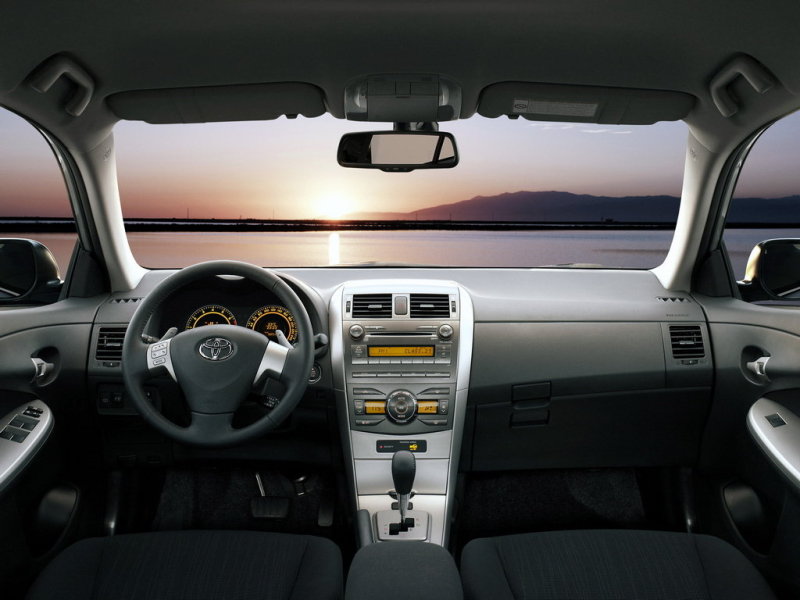 Как всегда интерьер Toyota качественно собран. Максимум, что может испортить настроение – это негромкие «сверчки»
