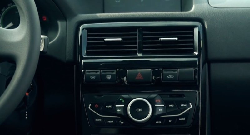 Новая центральная консоль щеголяет черным глянцем