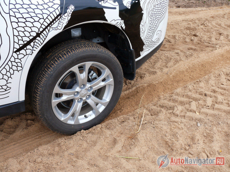 В сложных условиях в режиме 4WD Lock, автомобиль помогает себе, подгребая задней осью 
