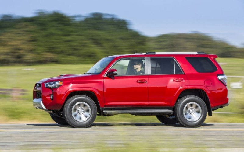 «Раннер» приподнят над ходовой поверхностью – с порядочным дорожным просветом и немалыми углами въезда и съезда