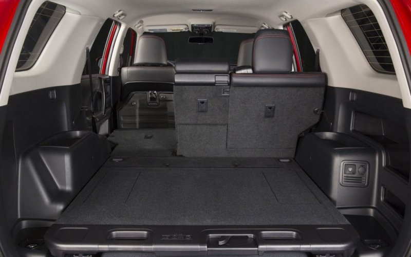 Сиденья 2-го ряда складываются, образуя немалое погрузочное пространство