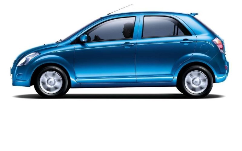 Профиль выглядит стильно за счет горизонтальной выштамповки, которая находится на уровне дверных ручек