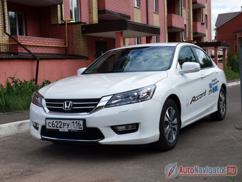 В более дорогих комплектациях передние фары украшены линиями светодиодных огней