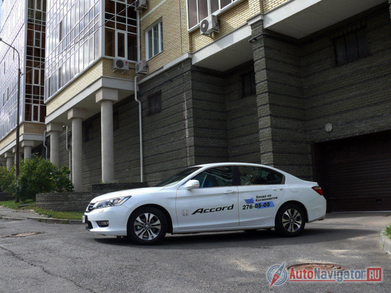 Облик получился весьма органичным. Дизайнеры долго спорили с эргономистами касательно линии крыши. Победу одержали последние. Линия крыши плавно спускается вниз, что обеспечивает удобную посадку на заднем диване