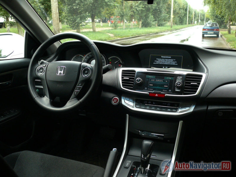 Интерьер Хондовский. Архитектура в духе американских моделей. Материалы и детали, увы из прошлых лет. Справа от руля - красная кнопка пуска двигателя, а слева виднеется зеленая клавиша экорежима…