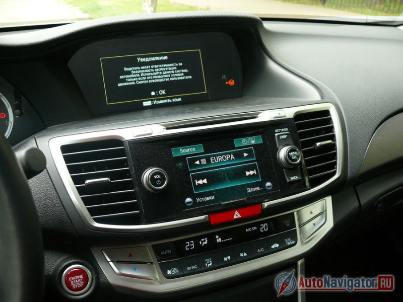 … чего не скажешь о нижнем экране. Изображение на нем зернистое