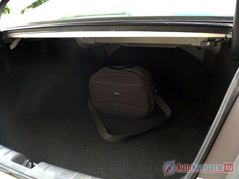 По документам у Accord огромной багажник, но на деле он гораздо скромнее. Полезный объем сильно скрадывают колесные арки 