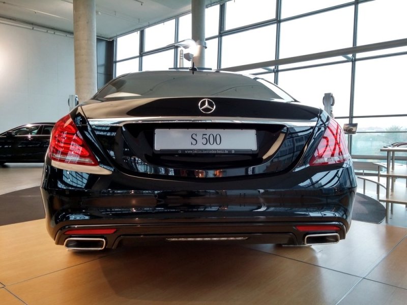 Финальный штрих в образе седана - «бриллиантовая» светотехнику причудливой формы