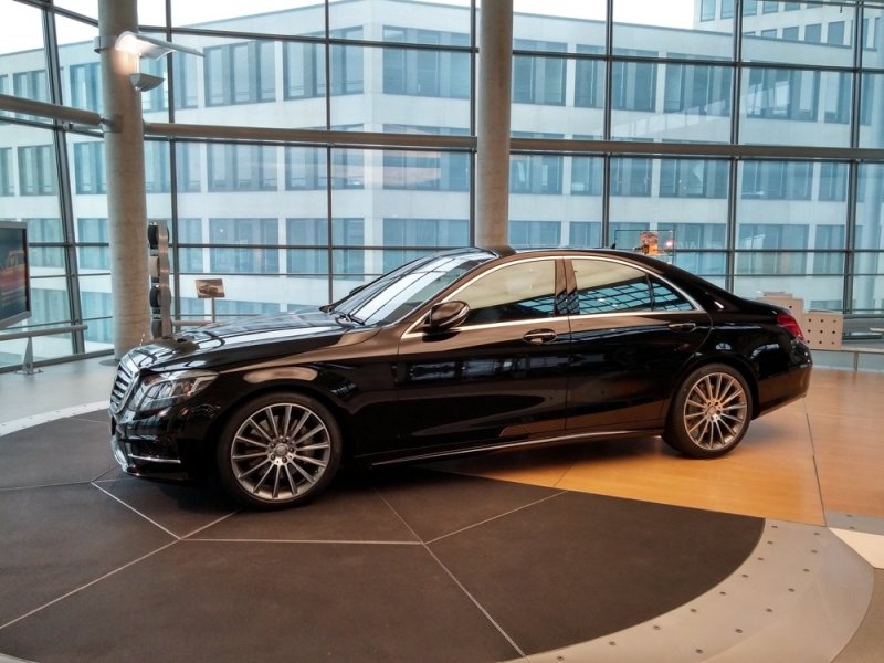 В плане габаритов и пространства экстерьер реализован таким образом, чтобы выглядеть представительно, а дугообразная линия крыши призвана добавить нечто от спортивной ауры, присущей автомобилям с кузовом «купе»