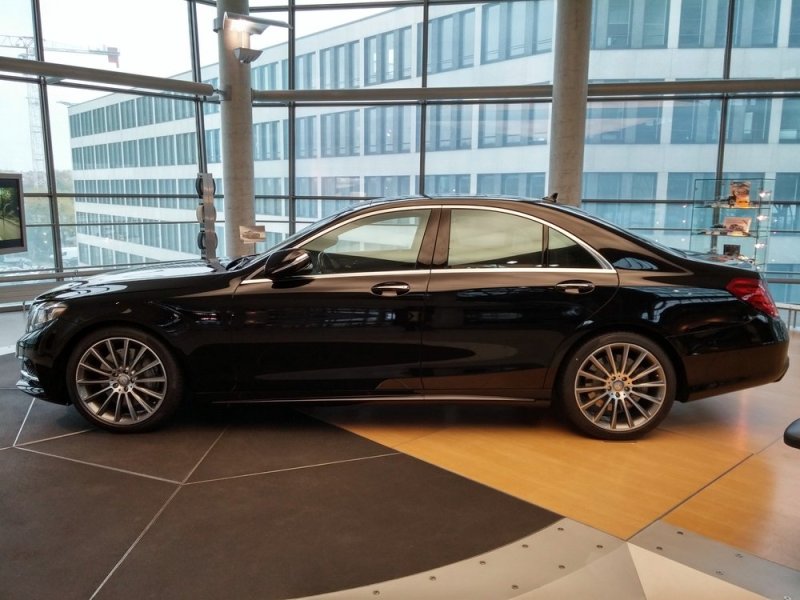 Плоскости и линии в дизайне боковой части кузова нового автомобиля S-класса энергично перетекают в область задней части кузова