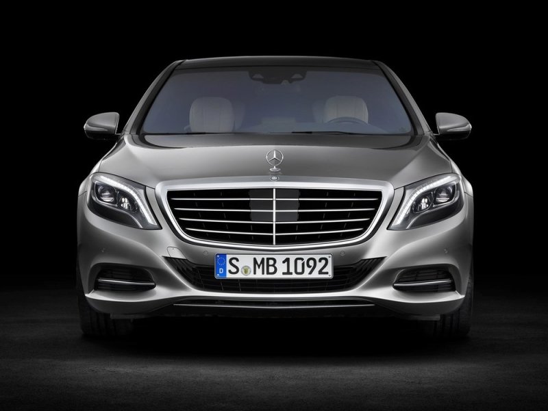 Оценивая новую «эску» снаружи, часто ловишь себя на мысли о том, что дизайнеры «Мерседес» нарисовали, пожалуй, самый красивый автомобиль в мире…