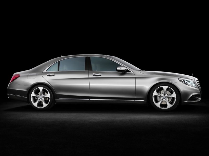 Характерный почерк дизайнеров Mercedes-Benz легко узнать и в исполнении заднего стекла, которое как бы надвигается на заднюю стойку кузова