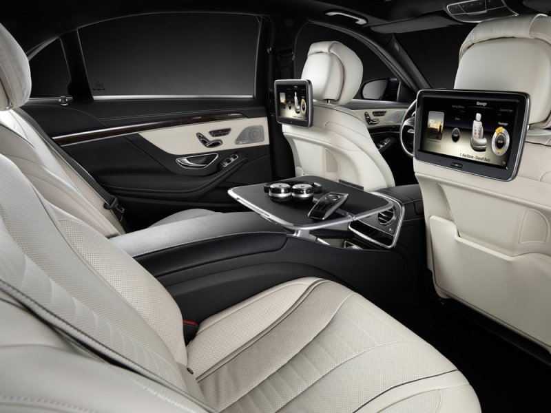 Салон Mercedes-Benz S-Class W222 поражает: царство роскошных материалов, удобные кресла с вентиляцией, массажем (6 программ) и всеми мыслимыми и немыслимыми регулировками, огромный запас пространства для пассажиров, два больших экрана, которые играют роль панели приборов, семь вариантов подсветки интерьера, мощнейшая стереосистема с 23 динамиками и т.д. и т.п.