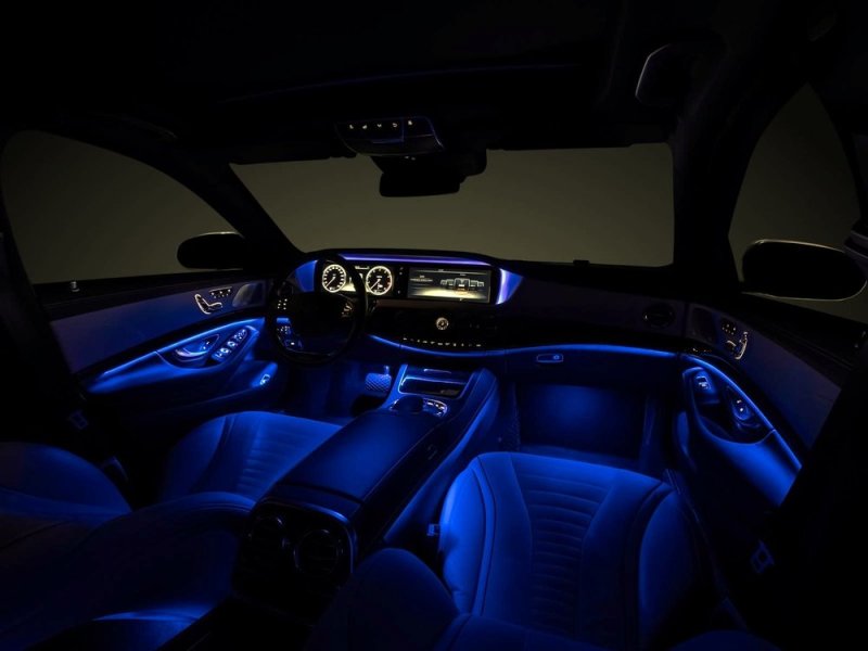 S-Class имеет семь вариантов подсветки интерьера