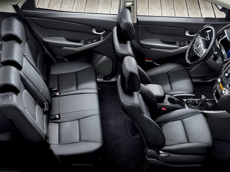 На втором ряду достаточно свободного места, человек ростом выше среднего будет там чувствовать себя хорошо