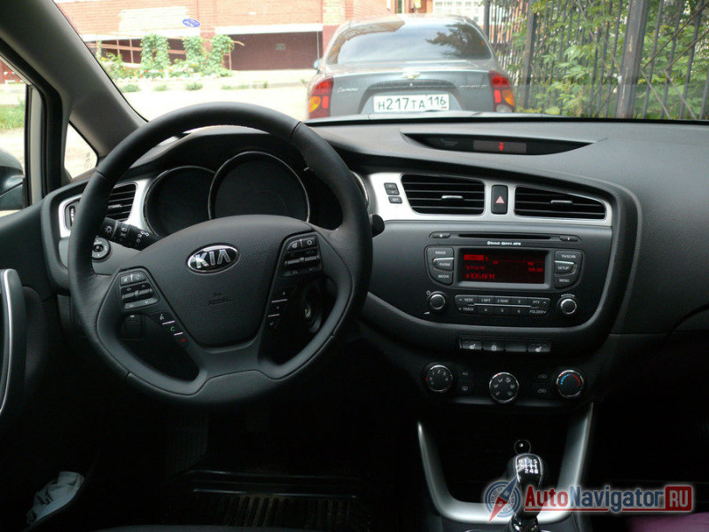 Отделочный пластик чуть жестче, чем кажется, но при этом весьма приличного сорта. Фактура отделки и качество сборки на высоте. Архитектура панели под стать идеологии модели и воплощает в себе правильный, но небезынтересный облик