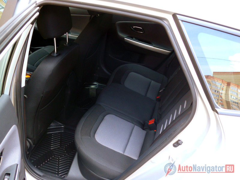 На втором ряду Kia Ceed великолепно сидится вдвоем и вполне нормально втроем. Центрального тоннеля практически нет, места до спинки передних сидений с запасом, а благодаря конфигурации Wagon крыша не давит на головы пассажиров