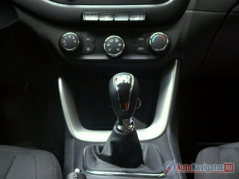 В сочетании с механикой для Ceed доступен только кондиционер. Двухзонный климат-контроль только у машин с автоматом, начиная с версии Luxe