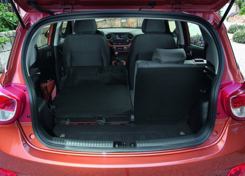 Багажник невелик, но при складывании задних сидений погрузочное пространство увеличивается до 1045 л
