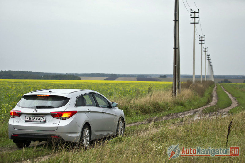 i40 осмотрительно ехал по колее, ни разу не зацепив брюхом земную твердь, несмотря на смешной для проселка клиренс в 140мм