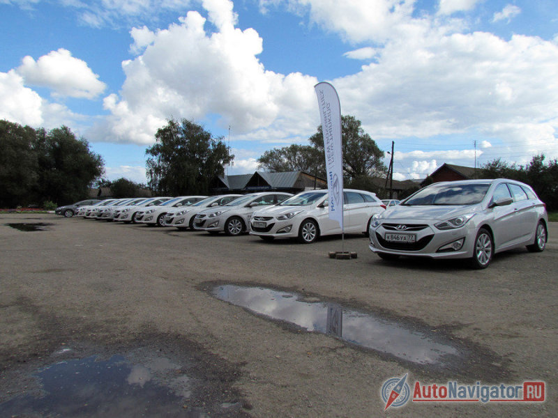 Караван состоял из десятка седанов (c бензиновыми моторами 2.0 и шестиступенчатыми «автоматами») и трех универсалов Hyundai i40 Wagon, один из которых был с дизелем 1.7 CRDi