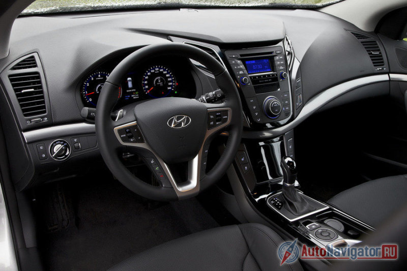 Дизайн салона выполнен в общем ключе с внешностью самого автомобиля. Несмотря на то, что i40 затевался исключительно под Европу, в нем, в отличие от моделей Kia, сохранились нотки азиатской культуры