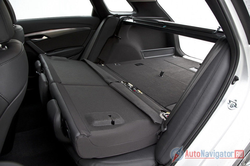 Максимальное грузовое пространство достигается сложением спинок дивана, которые образуют почти ровную площадь