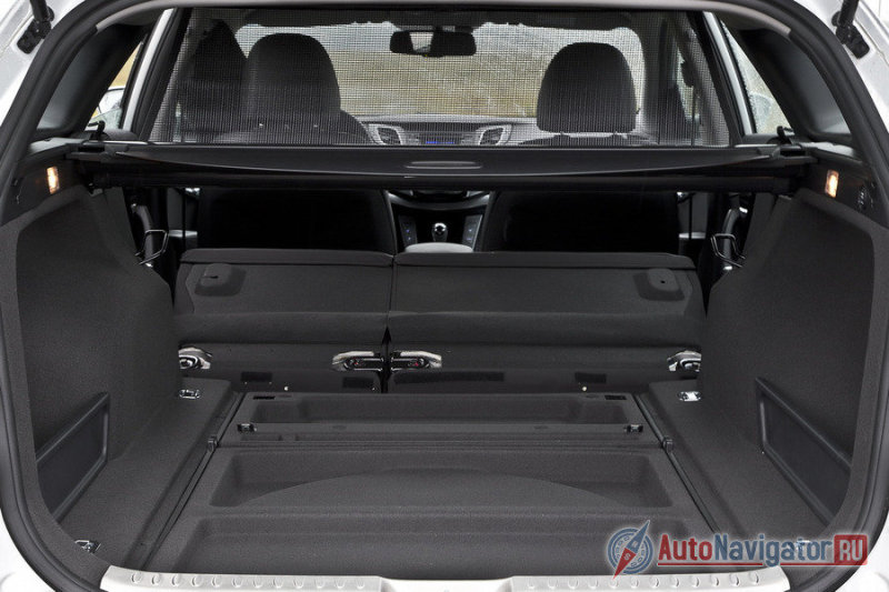 Нутро багажника оснащено розеткой 12V, нишами и крючками и сделана, как и салон, из европейских материалов