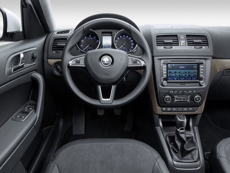 Интерьер почти не изменился, единственное, что бросается в глаза - новый руль