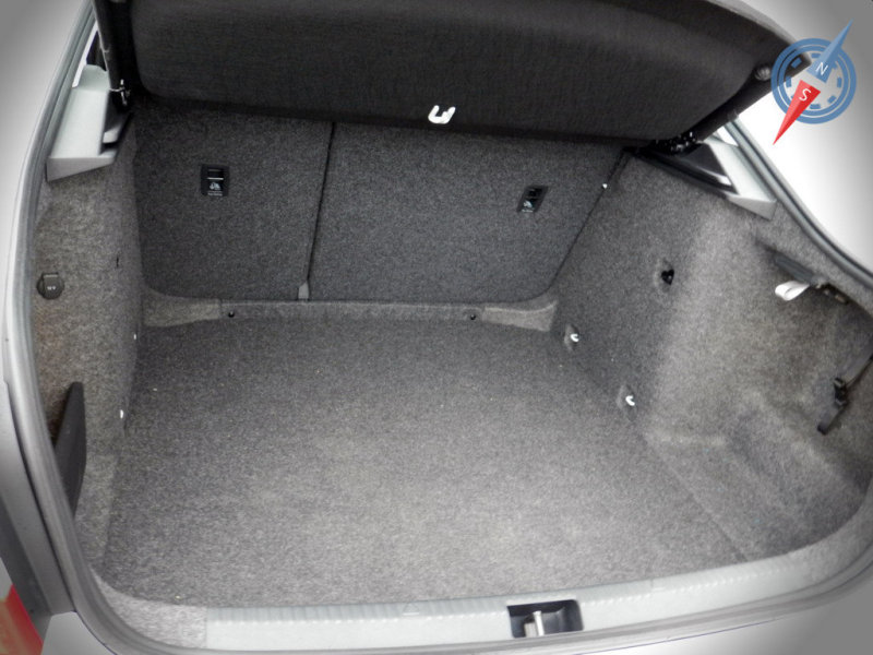 Багажник - настоящее достояние Octavia. Россыпь крючков и петель позволят закрепить груз как следует