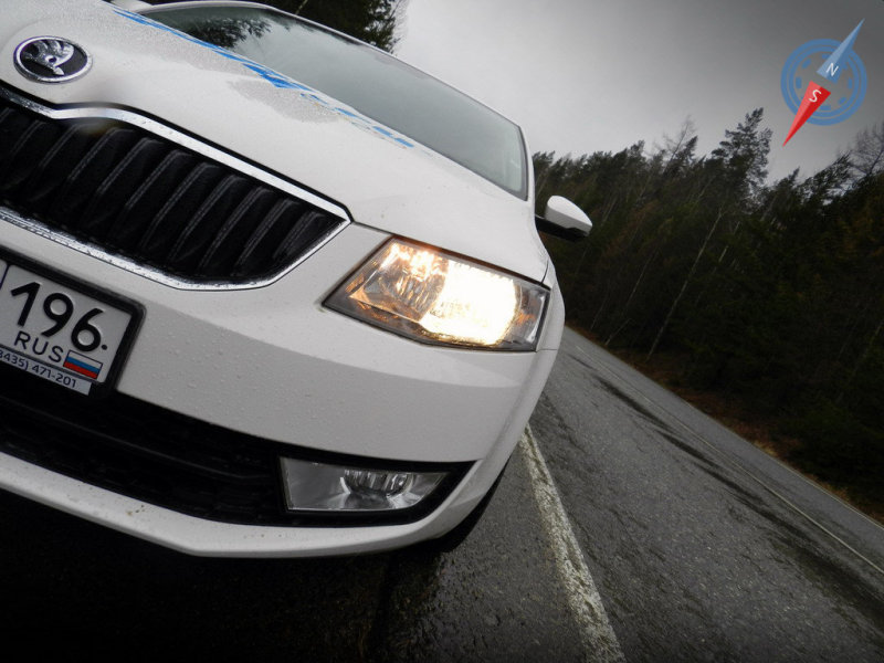 На загородной дороге лифтбек чувствует себя как дома. Все, что сбивает с курса – колея в мокром асфальте
