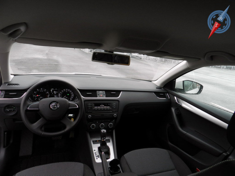 Интерьер прост и лаконичен. А также удобен, вместителен, функционален и вполне качественен. Это же Octavia...