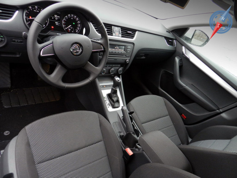 Материалы отделки кажутся дорогими и мягкими до тех пор, пока их не начинаешь трогать и обстукивать