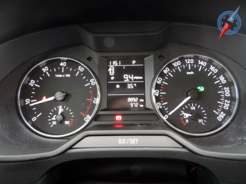 Именно так, по нашему мнению, должна выглядеть идеальная панель приборов. Простая, информативная, аналоговая и с белой подсветкой