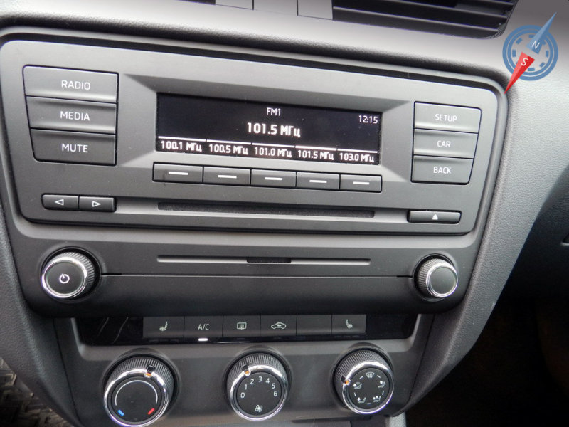 Промахнуться здесь можно, только используя кнопки над "крутилками" блока климата. К чему-то ещё придраться трудно