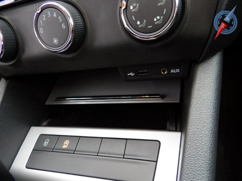 Порты AUX и USB - штуки хорошие и полезные, но вставленная «флэшка» частично перекроет доступ в отсек специально разработанный для iPhone