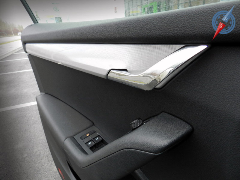 …что неудобно класть локоть на «подоконник»