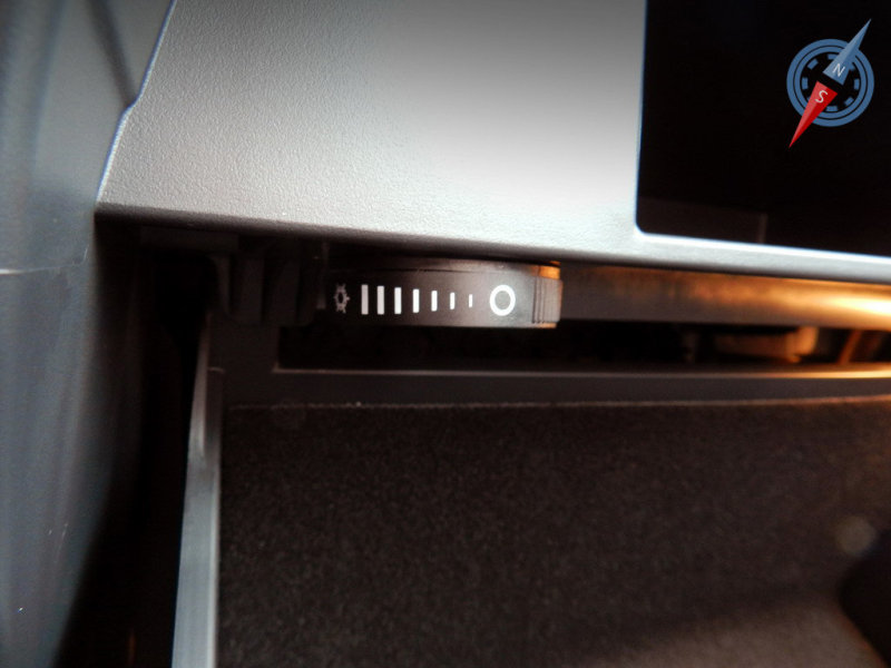 Регулировка охлаждения перчаточного ящика. Это вам не какое-то там окошко, а удобная «крутилка»