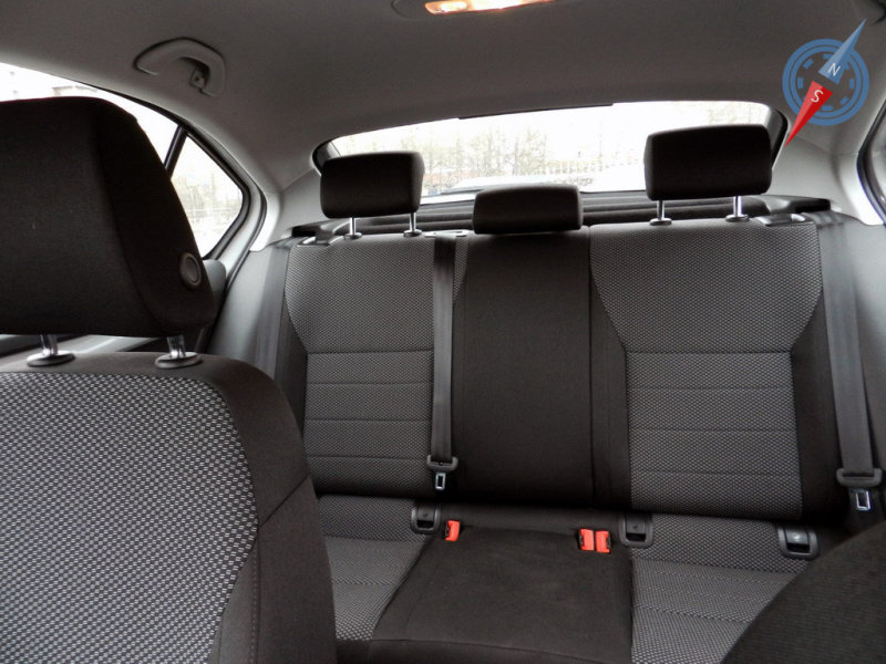 С такой обзорностью выезжать задом с парковки - не проблема. Нужно только опустить подголовники