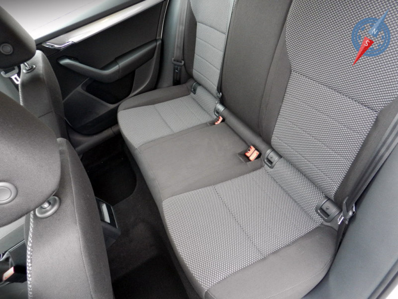 Лишь сидящий посередине всю дорогу не сдвинет ноги из-за центрального тоннеля 