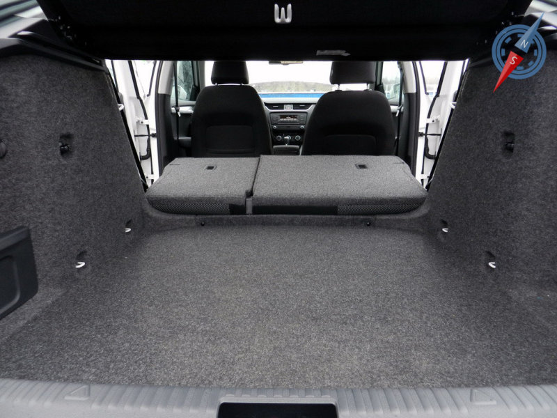 Про багажник сказано много хорошего, однако есть и минус в виде отсутствия ровной площадки при откинутых спинках