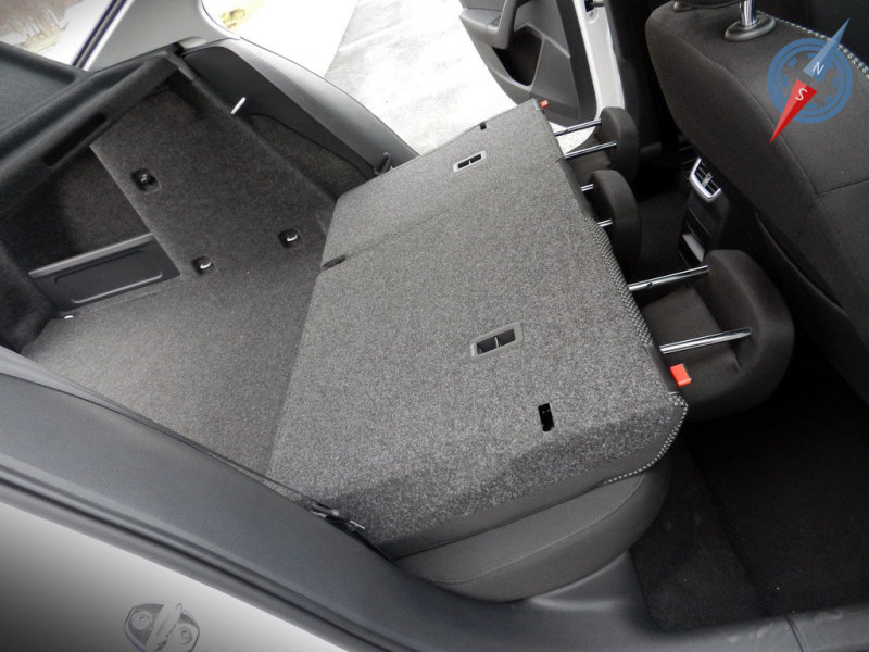 Так как подушка сиденья остается снизу, то подголовники ни во что не будут упираться. А это уже плюс